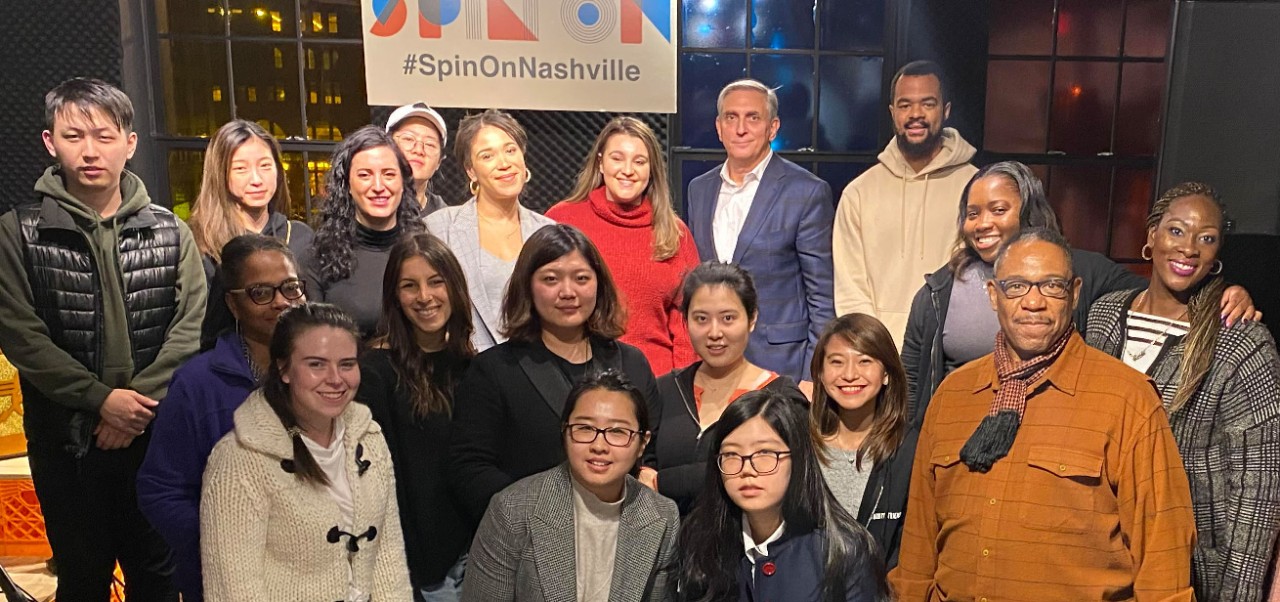 Richard Gant poses with 18 students at a #spinonnashville event