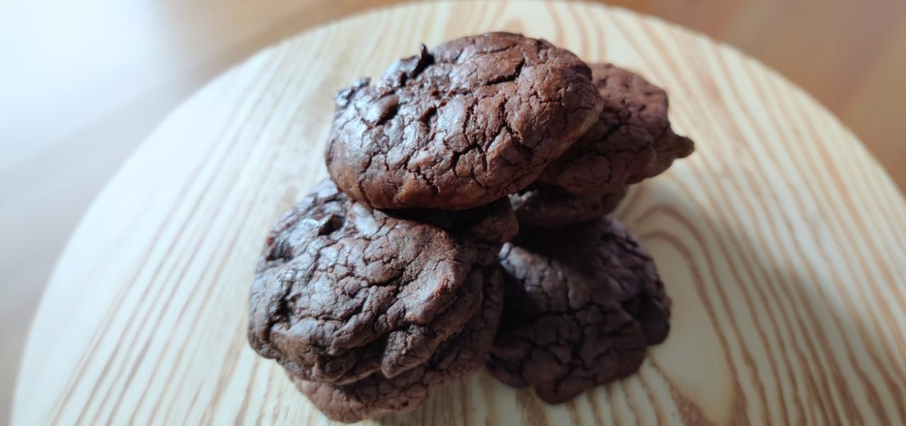 Half a dozen chocolate cookies sit on a serving platter.
