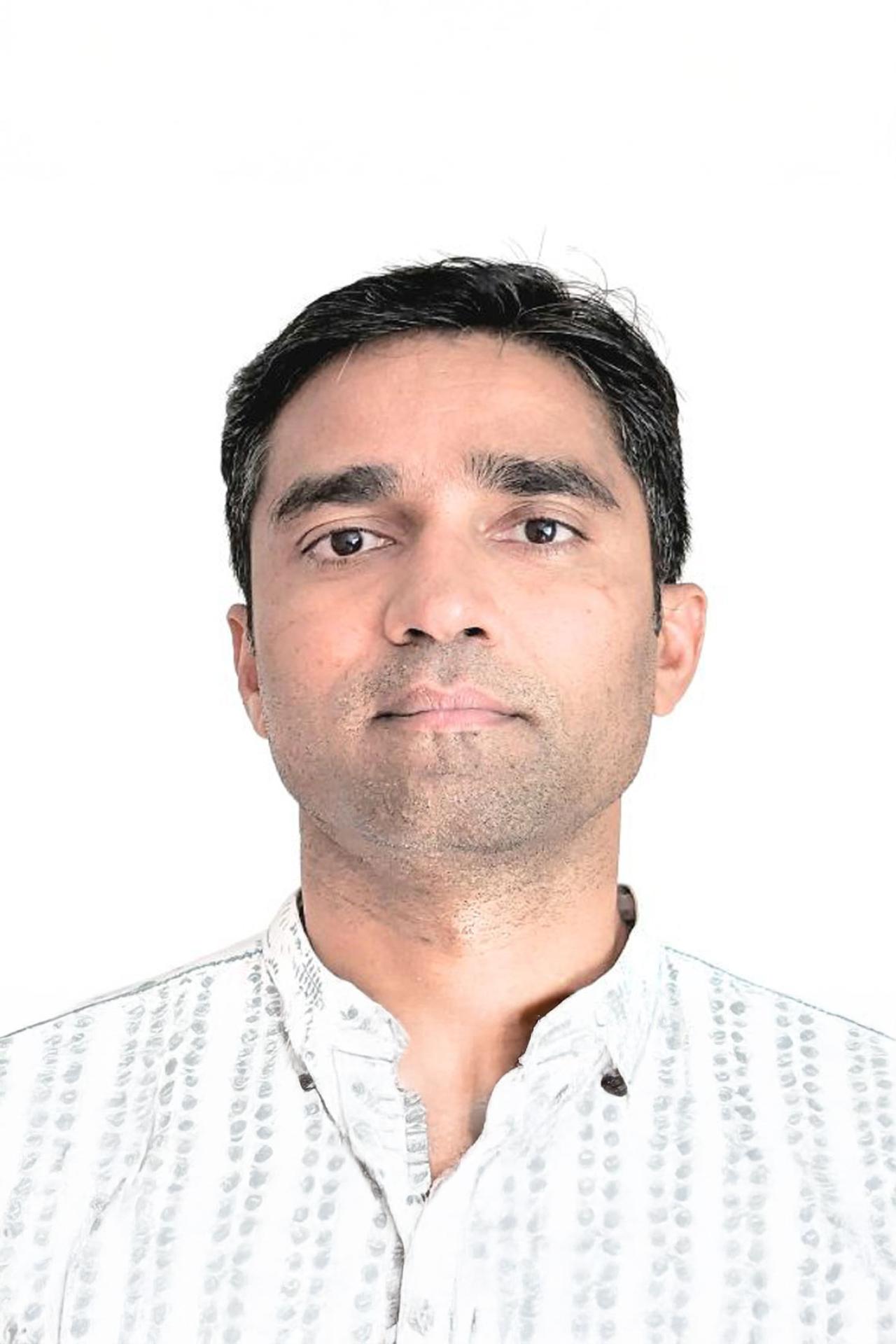 NYU SPS CE faculty member Amar Vajjhala smiles for a headshot