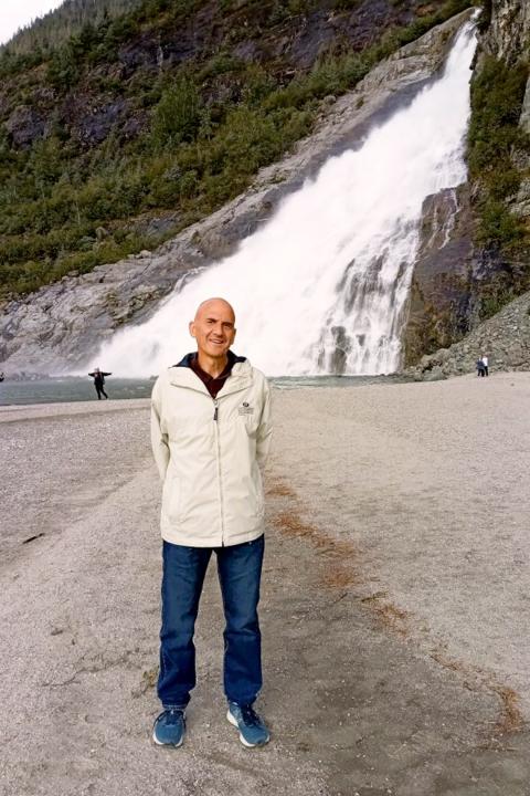 item.storyPage.activeImage.alt || true