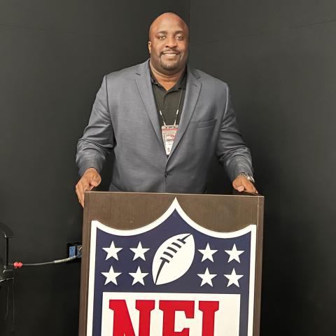 item.storyPage.activeImage.alt || true