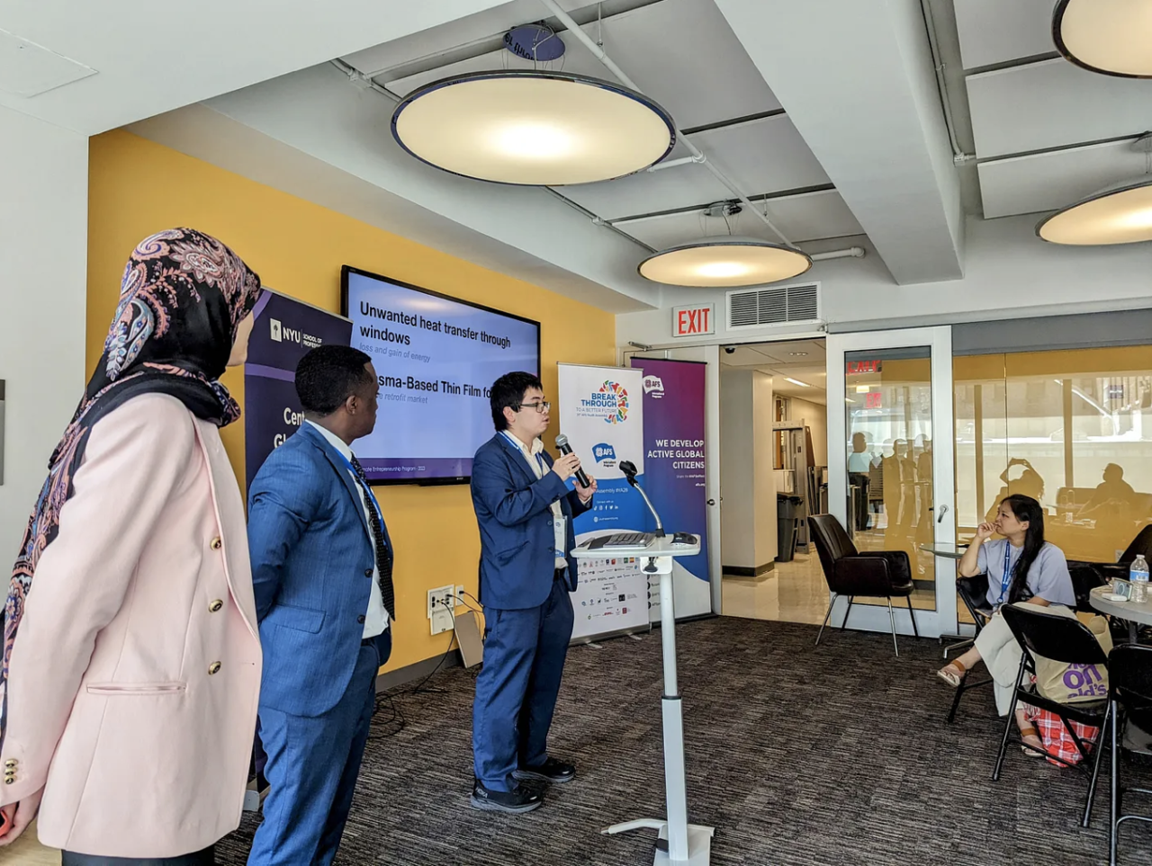 Participants_engage_in_pitch_competition