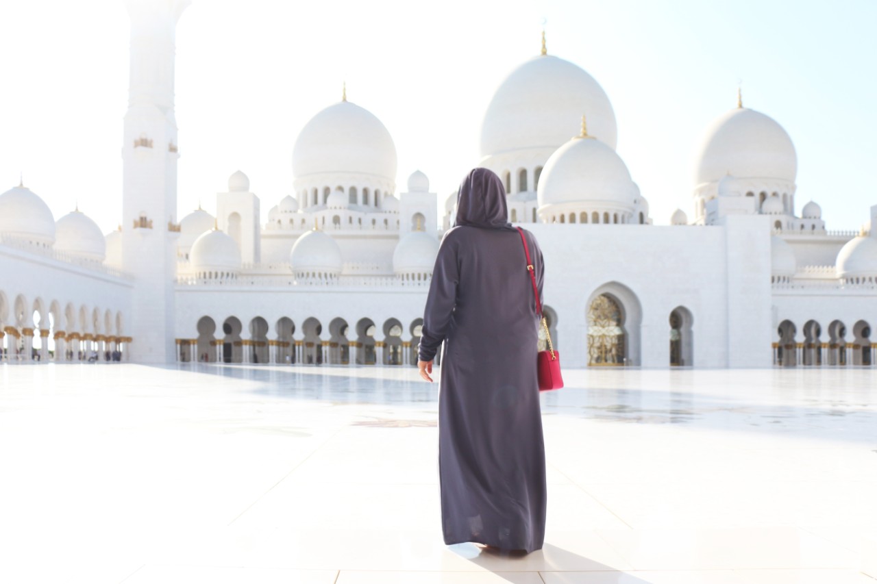 woman in mosque in abu dhabi
