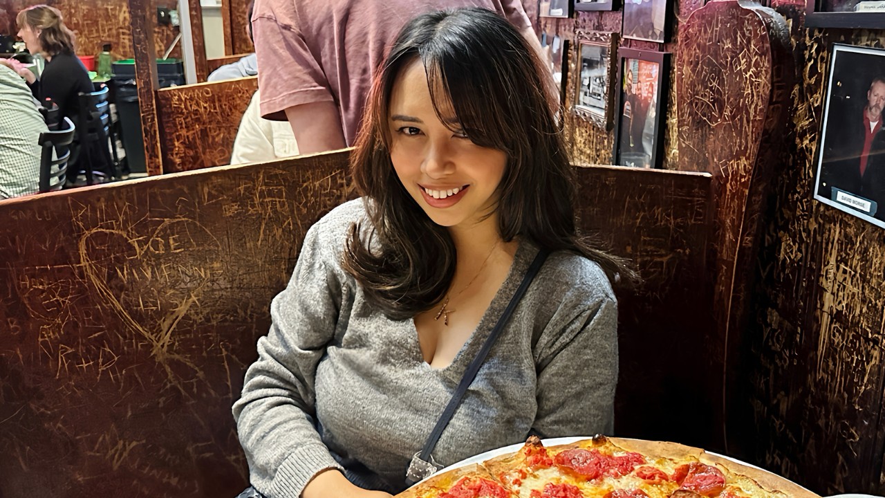 Kara Guioguio eatting out at a pizza place