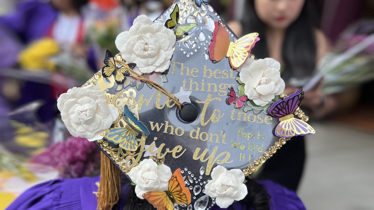  NYU SPS Class of 2023 graduating student shares an inspirational message on their graduation cap.