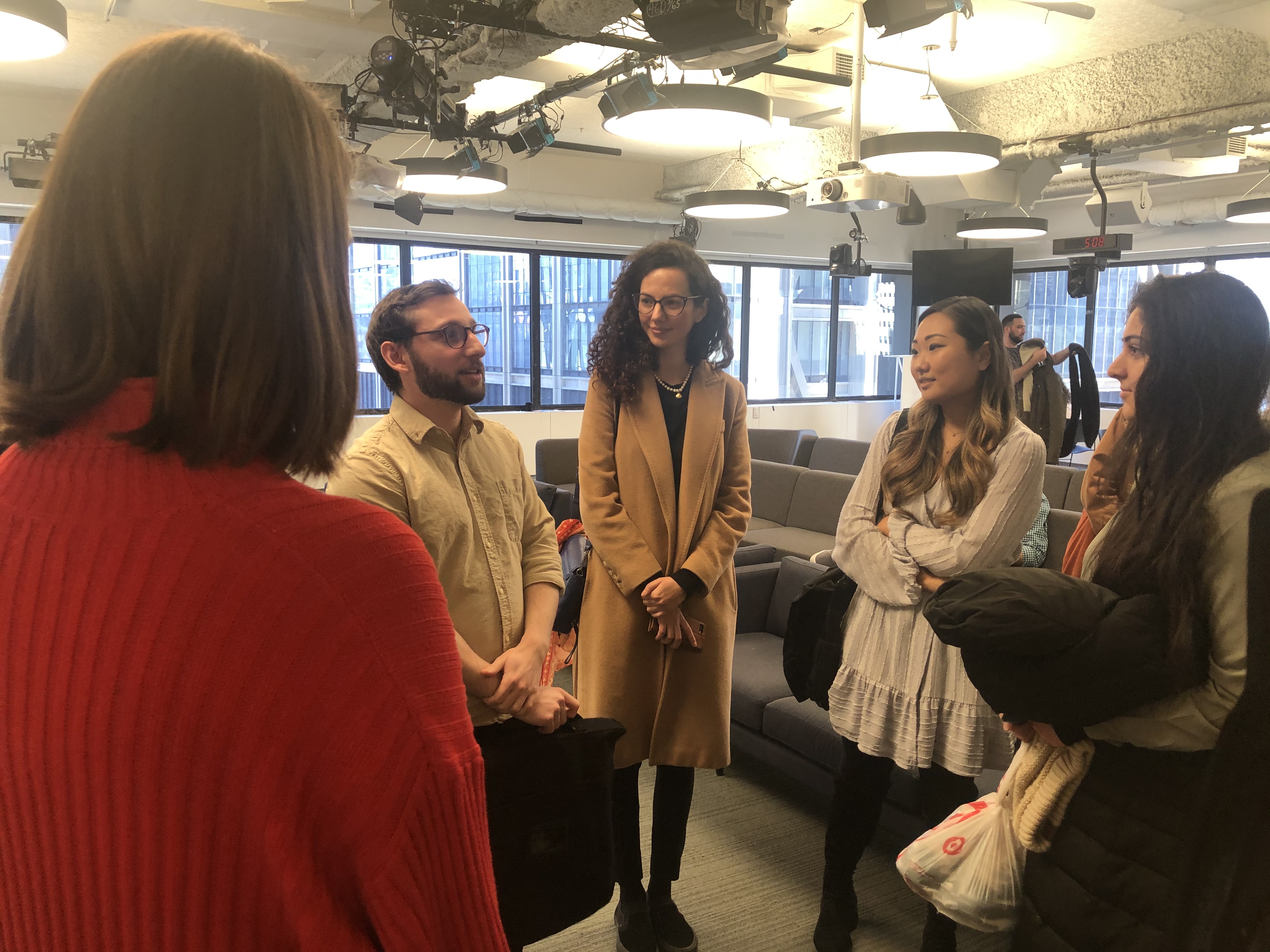 An editor from Insider Inc. answers student questions on a tour of the Insider Inc. offices. 